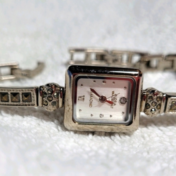 Gloria Vanderbilt Accessories - •𝙂𝙇𝙊𝙍𝙄𝘼 𝙑𝘼𝙉𝘿𝙀𝙍𝘽𝙄𝙇𝙏•𝙒𝘼𝙏𝘾𝙃•